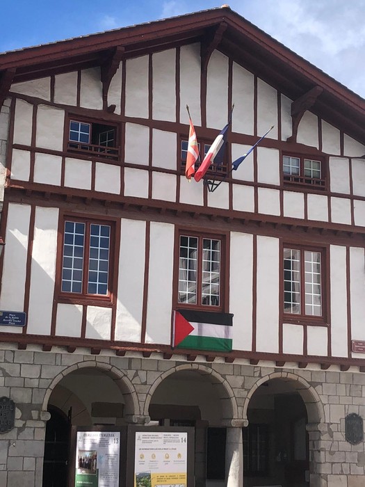 Urruñako herriko etxeak Palestinarekin elkartasuna adierazteko bandera ezarri du