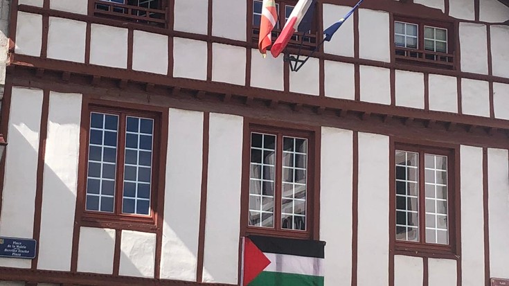 Urruñako herriko etxeak Palestinarekin elkartasuna adierazteko bandera ezarri du