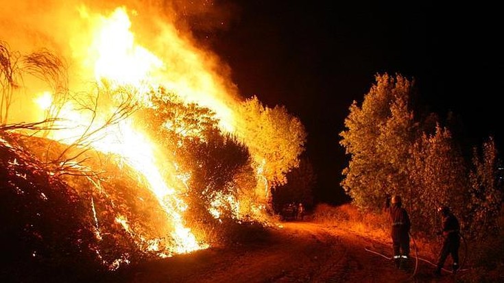 Biriatuko Xoldoko Gainan barda piztutako sute ikusgarri batek 10 hektarea kiskali ditu