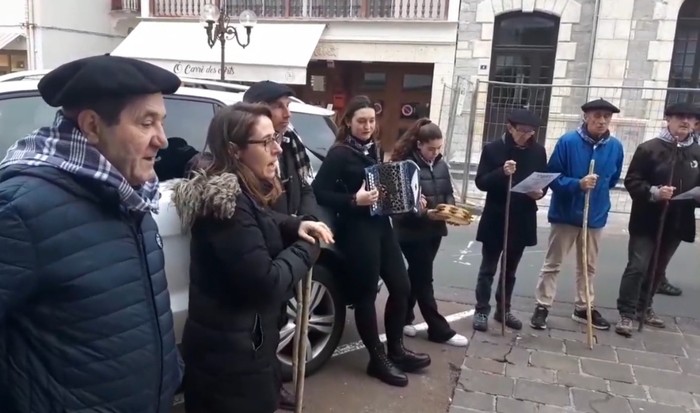 Agathe Deunako usadio zaharra atxikitzen du Baleak elkarteak Hendaian