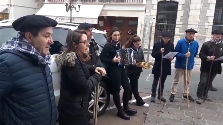 Agathe Deunako usadio zaharra atxikitzen du Baleak elkarteak Hendaian