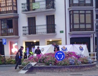 Udaltzain batek buruko nahasmenduak zituen gizon bat hil du tiroz Hondarribian ertzain bat babestu nahian