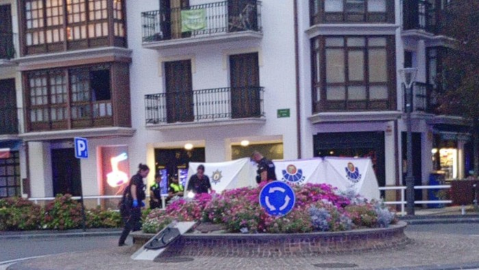 Udaltzain batek buruko nahasmenduak zituen gizon bat hil du tiroz Hondarribian ertzain bat babestu nahian