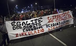 Europar Batasuneko Justizia Auzitegiak emandako epaiaren kontra, Frantziako poliziak “kontrol arrazistak eta itzulketa ilegalak” egiten jarraitzen due