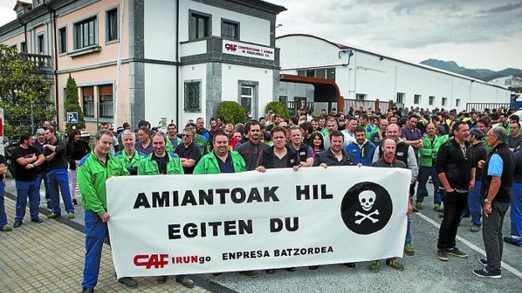 CAF-Irungo Enpresa Batzordeak prebentzio-delegatuekin batera elkarretaratzea egin zuten lantegiaren atarian