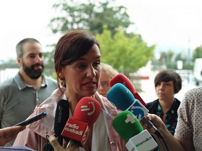 Migrazio politiketan ematen ari diren hutsuneak agerian uzteko, EH Bilduk agerraldia egin du Irun eta Hendaia arteko mugan