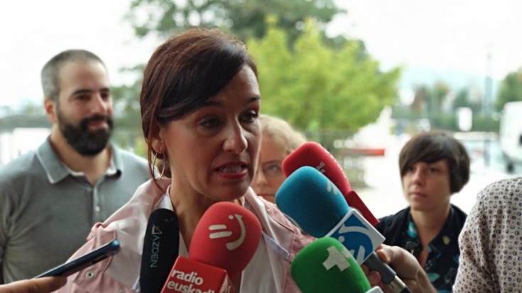 Migrazio politiketan ematen ari diren hutsuneak agerian uzteko, EH Bilduk agerraldia egin du Irun eta Hendaia arteko mugan