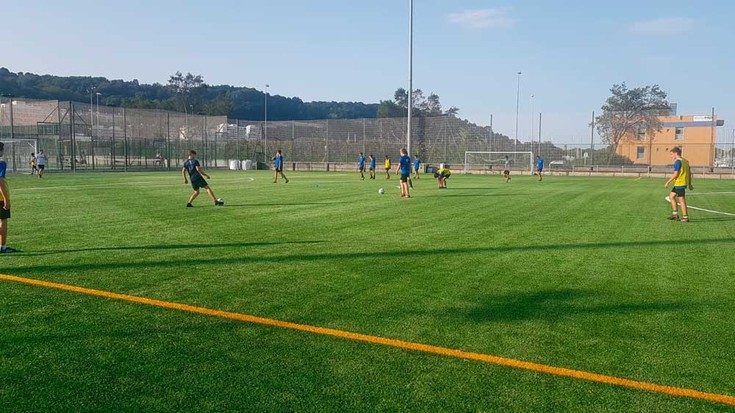 Hondarribiko Udalak Ondartza kiroldegi atzeko futbol zelai berriaren berdegunea berritu ostean, zelai nagusia ere berrituko du