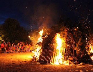 Txar guztia uxatu eta desioak berritzeko Udaburu Sua antolatu dute Hendaian