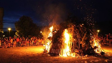 Txar guztia uxatu eta desioak berritzeko Udaburu Sua antolatu dute Hendaian