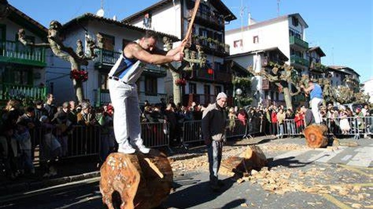 Herri kirolak, txistorra, erromeria eta Gazarekin elkartasuna Hondarribiko santomasetan