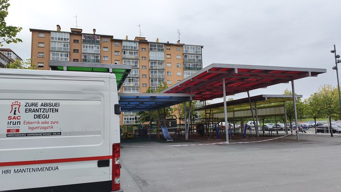 Julian Sanchez parkean jolastokia itxi dute bi astez hobekuntza lanak egiteko