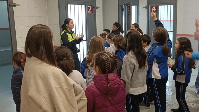 Udaltzaingoaren lana barrenetik ezagutzeko bisita egin dute Irungo Lehen Hezkuntzako hainbat ikasle taldek