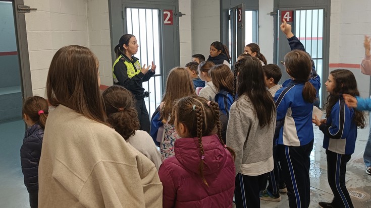 Udaltzaingoaren lana barrenetik ezagutzeko bisita egin dute Irungo Lehen Hezkuntzako hainbat ikasle taldek