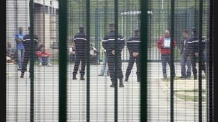 Poliziak gutxiago atxilotzen du, baina epe luzeagoan atxikitzen ditu migratzaileak Hendaiako erretentzio zentroan