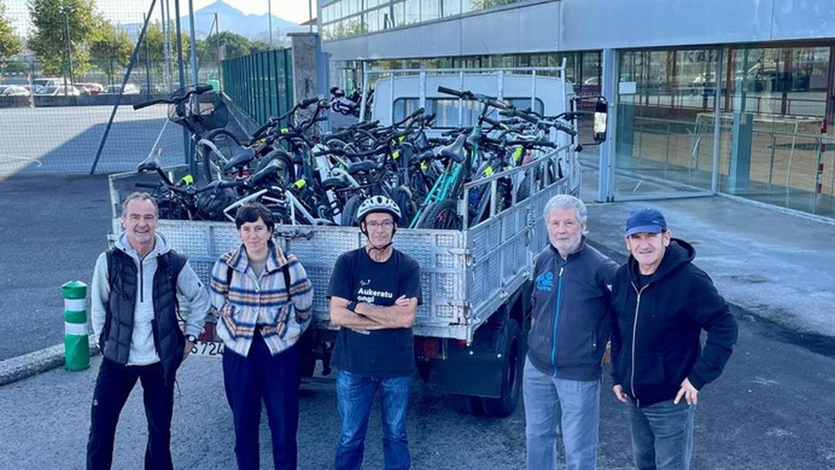 Hondarribiko Udalak kaletik bildutako 69 bizikleta 'Bir-Ziklatzeko' eman dizkio Balaztari