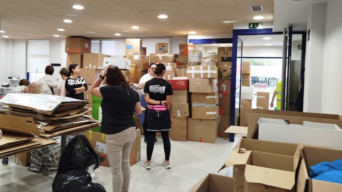 Durante la jornada de hoy se ha trabajado en la introducción y preparación en cajas del material recogido en la asociación vecinal.