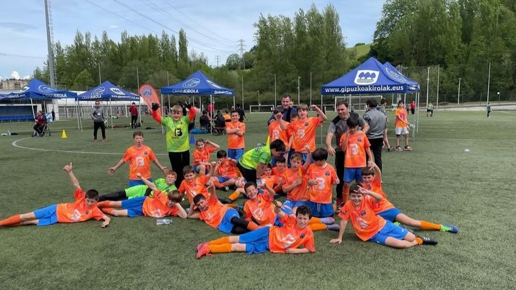 Futbolak eta elkartasunak bat egiten dute Larreaundin San Marcial klubaren eskutik