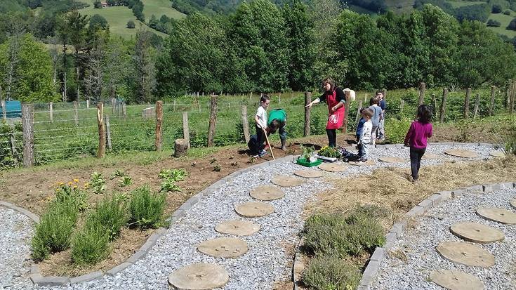 Bortzirietako emakumearen memoriaren baratzean, Auzolanerako deialdia egin dute biharko 