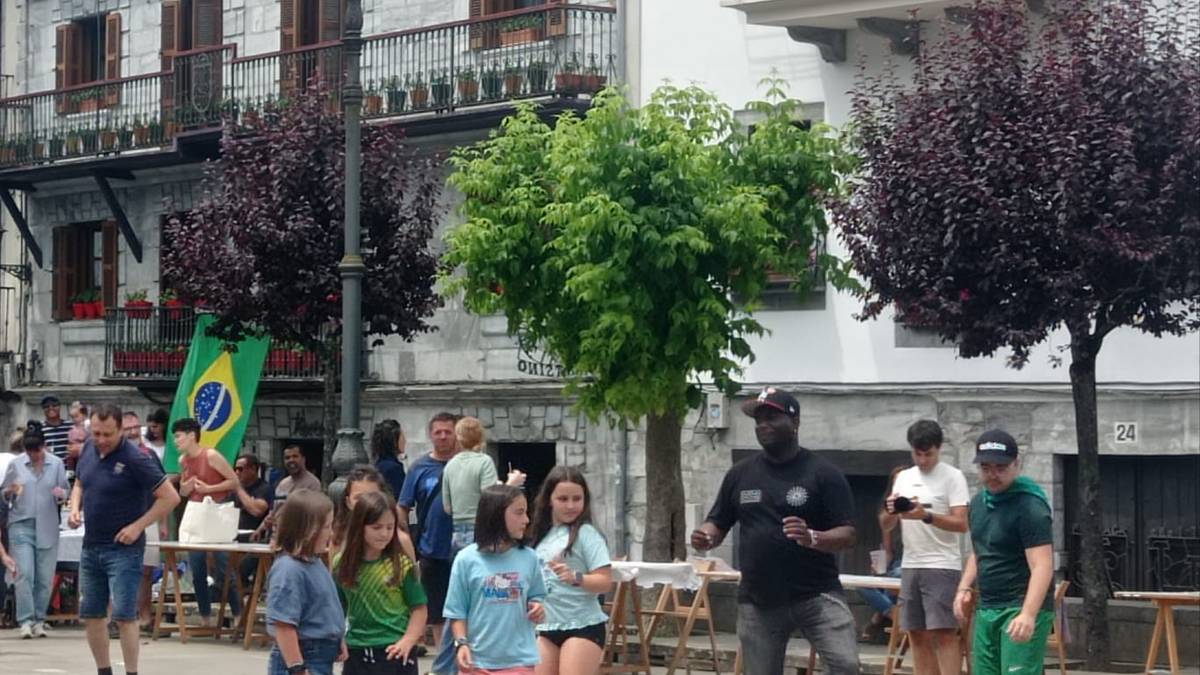 Bortzirietako Hizkuntza eta Kultura Aniztasunaren Egunean besta eta aldarrikapenak uztartu zituzten