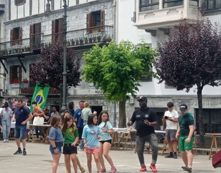 Bortzirietako Hizkuntza eta Kultura Aniztasunaren Egunean besta eta aldarrikapenak uztartu zituzten