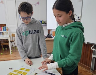 Fakenews fenomenoa identifikatzen eta IA arduraz erabiltzen ikasteko erronka onartu du Egiluze Ikastetxeak