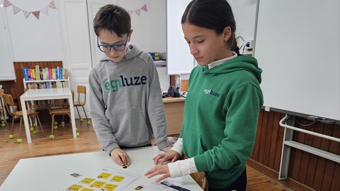 Fakenews fenomenoa identifikatzen eta IA arduraz erabiltzen ikasteko erronka onartu du Egiluze Ikastetxeak