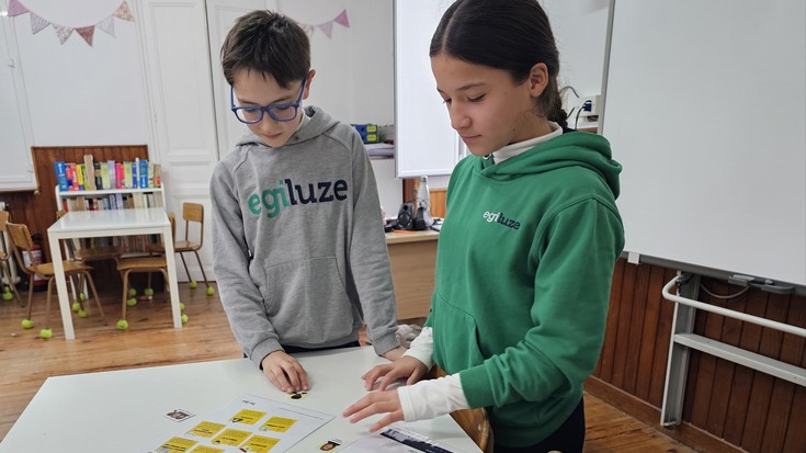 Fakenews fenomenoa identifikatzen eta IA arduraz erabiltzen ikasteko erronka onartu du Egiluze Ikastetxeak