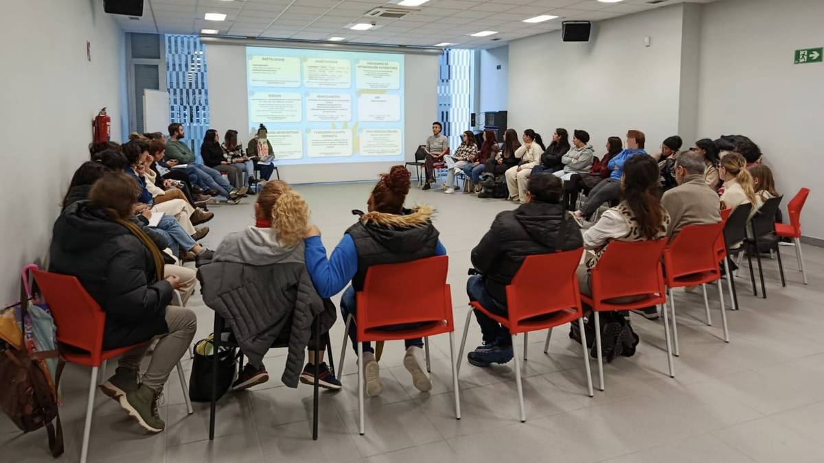 Irunera bizitzera etorri berri diren familiei zuzendutako bilera egin dute Familia Lagun programaren bitartez