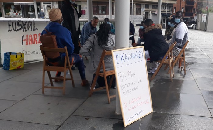  Bi migrante hiru egun kale gorrian daramatzatela salatu du Harrera Sareak