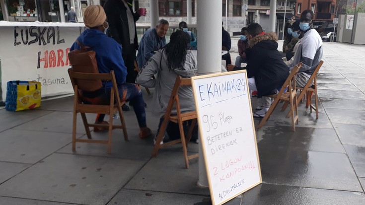  Bi migrante hiru egun kale gorrian daramatzatela salatu du Harrera Sareak