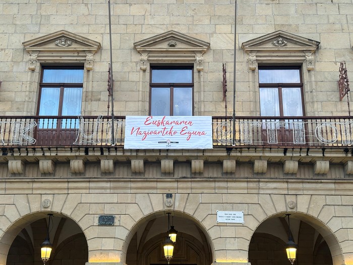 Euskara udal politiken erdigunean jartzeko bitartekoak hitzeman ditu Irungo Udalak