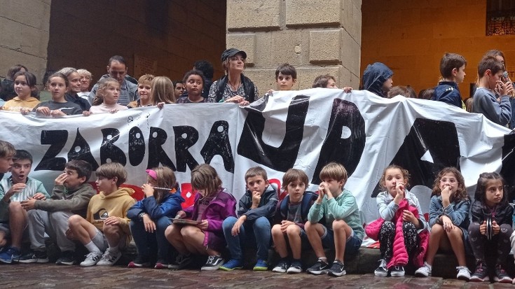 Talaiako gurasoek garbitzaileen gatazka «bai ala bai» gabonetako oporren aurretik argitu nahi dute 