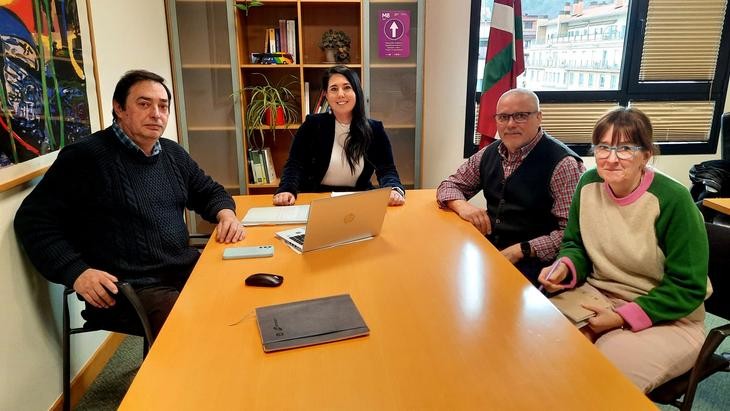 Lurraldebuseko hobekuntza proiektua ezagutzeko Mugikortasun diputatuarekin bildu da Irungo auzo elkarteen federazioa