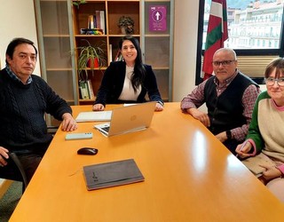 Lurraldebuseko hobekuntza proiektua ezagutzeko Mugikortasun diputatuarekin bildu da Irungo auzo elkarteen federazioa