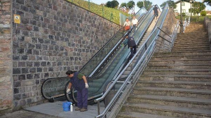 Eskailera mekanikoak eta igogailu matxuratuak ezinegona sortu dute Hondarribian