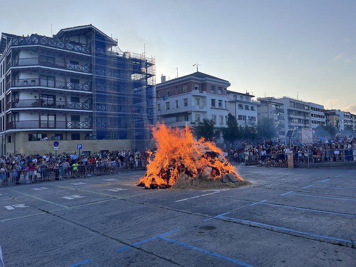 Udako solstizioa arraunlariekin eta Akelarre ibiltari batekin ospatuko dute Hondarribian