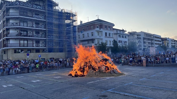 Udako solstizioa arraunlariekin eta Akelarre ibiltari batekin ospatuko dute Hondarribian