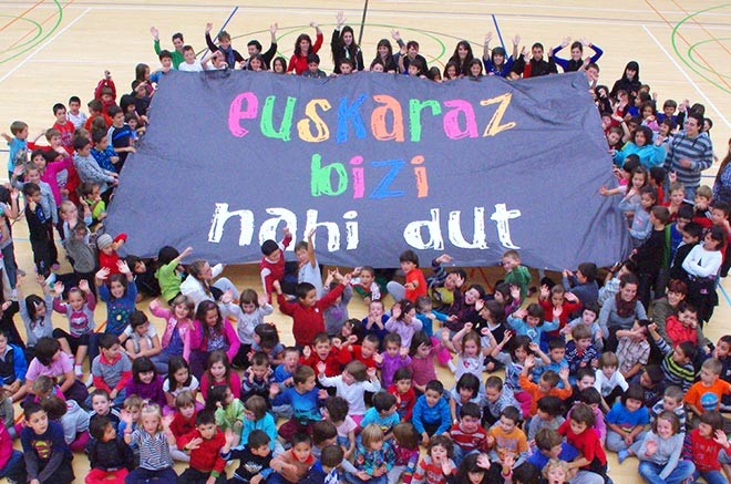 Guraso elkarteek eskolaz kanpo eskatutako euskal arnasguneei ez die Udalak hatsarik eman nahi izan