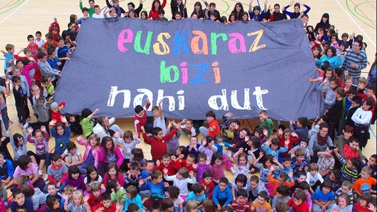 Guraso elkarteek eskolaz kanpo eskatutako euskal arnasguneei ez die Udalak hatsarik eman nahi izan