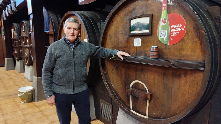 «Sagar-loreak polinizatzeko sail guzitan baditut erleak, aurten eztia bezala sagardoa ere, gutxi baina zapore handikoa atera da»