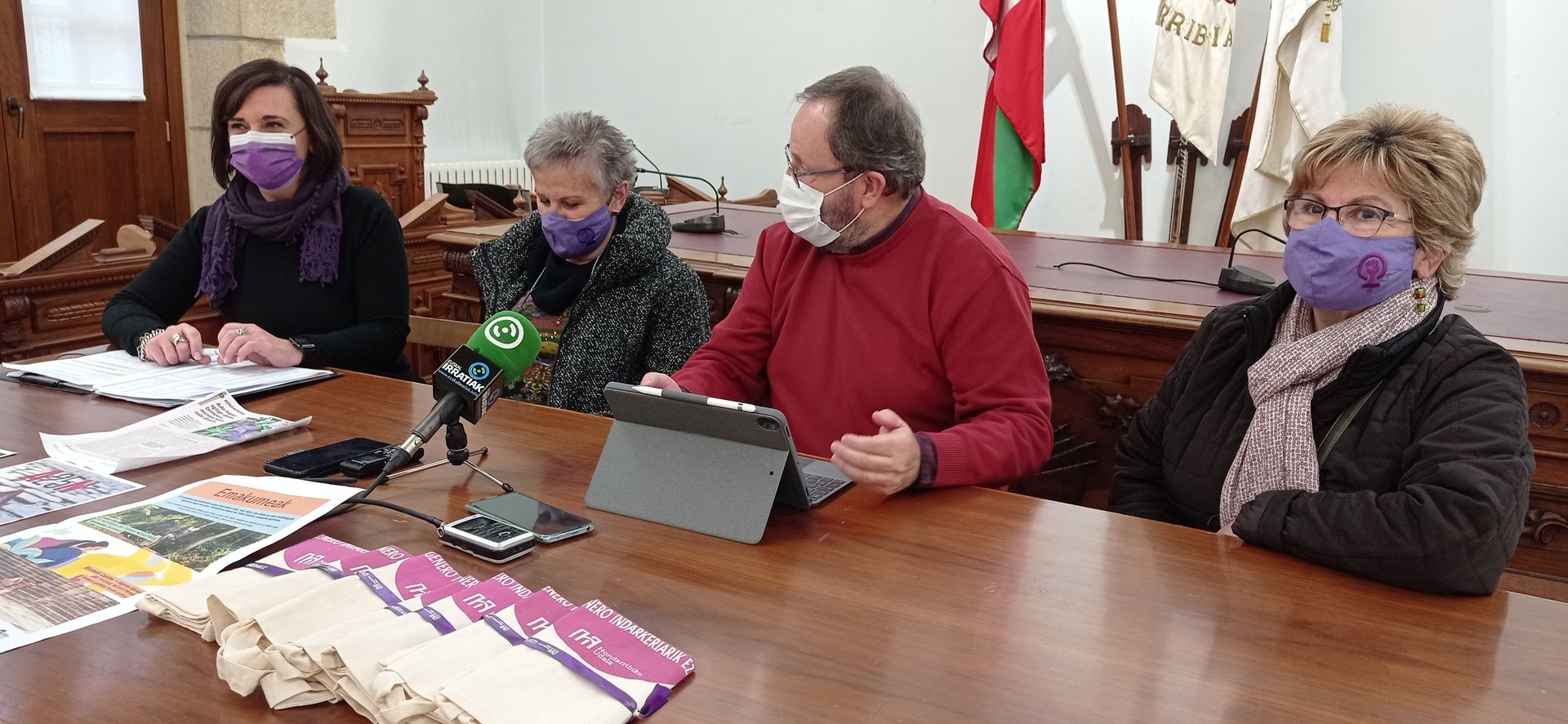 ‘Zapata Gorriak’ eta ‘Tximeleten taupadak’ Hondarribiako A25ean biktimekin pentsatzen dutela adierazteko