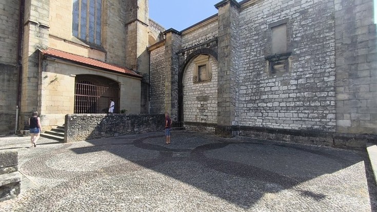 Parrokiaren alboko plaza Maria Garro izendatu du Hondarribiko Udalak elizarekin topo egin badu ere