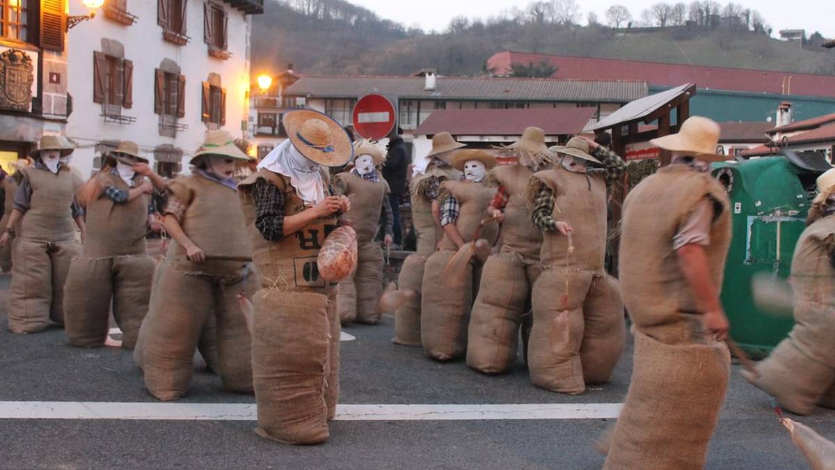 Bera, Etxalar eta Lesakak hartu dute gaur bortzirietako inauterien lekukoa