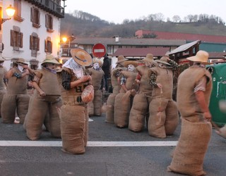 Bera, Etxalar eta Lesakak hartu dute gaur Bortzirietako inauterien lekukoa