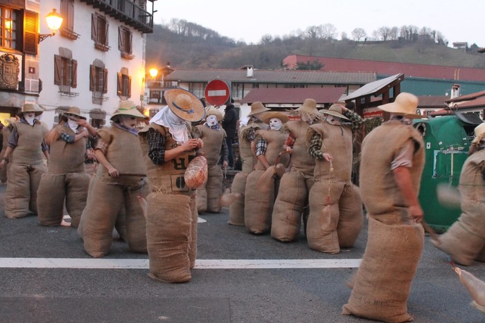 Bera, Etxalar eta Lesakak hartu dute gaur bortzirietako inauterien lekukoa