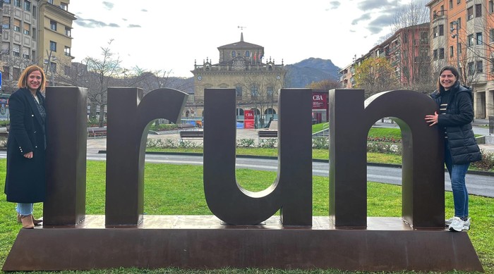 IRUN turisten argazkien bidez mundura zabaltzeko eskultura aurkeztu dute