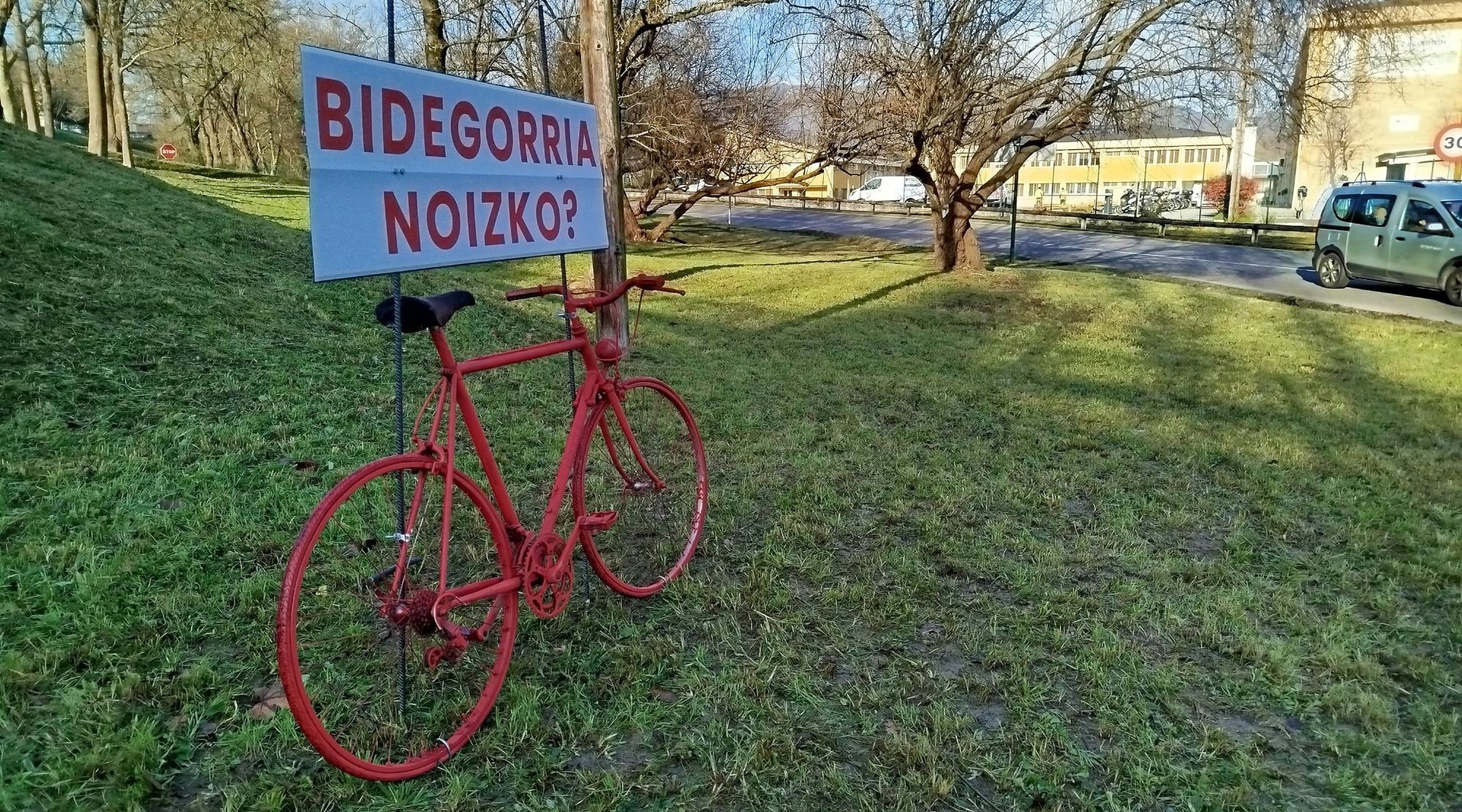 Bizikleta bidea Amuteko zubiraino luzatzeko premia gorria aldarrikatu dute