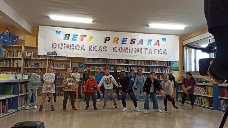 Komunitatea eraikitzeko tresna gisa baliatzen ari da euskara Dunboa eskola publikoa