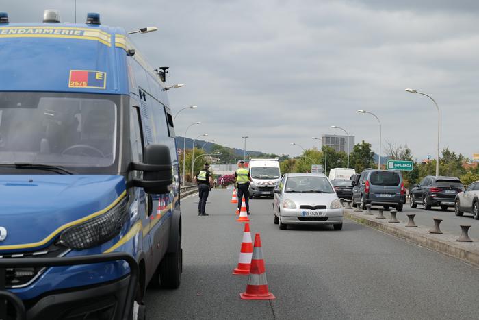 Itzuli dira polizia kontrolak Bidasoaren gaineko zubi guztietara